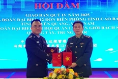 Trưởng đoàn đại biểu hai bên trao tặng danh hiệu "Sứ giả hữu nghị" cho cán bộ hai bên.