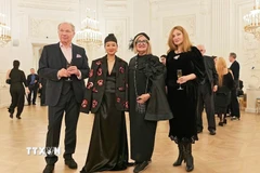 Nhà thiết kế Nguyễn Thuỳ Linh (thứ hai, từ trái qua) cùng các nhà phê bình thời trang Nga. (Ảnh: Tâm Hằng/TTXVN)