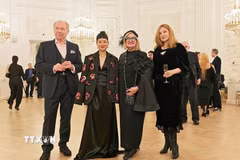 Nhà thiết kế Nguyễn Thuỳ Linh (thứ hai, từ trái qua) cùng các nhà phê bình thời trang Nga. (Ảnh: Tâm Hằng/TTXVN)