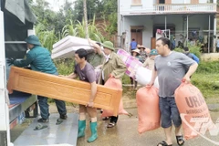 Di dời khẩn cấp hộ gia đình bà Lý Thị Thùy. (Nguồn: Báo Thái Nguyên)