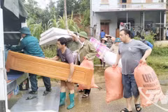 Di dời khẩn cấp hộ gia đình bà Lý Thị Thùy. (Nguồn: Báo Thái Nguyên)