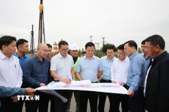 Các đại biểu xem bản đồ các khu vực chi tiết của dự án. (Ảnh: Thanh Thương/TTXVN)