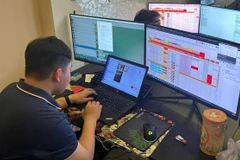 Các đối tượng sử dụng các thiết bị điện tử, để hoạt động vi phạm pháp luật trên không gian mạng. (Ảnh: TTXVN)