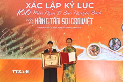 Tổ chức Kỷ lục Việt Nam (VietKings) trao Xác lập kỷ lục 100 món ngon làm từ sợi gạo và bún. (Ảnh: Mỹ Phương/TTXVN)