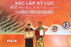Tổ chức Kỷ lục Việt Nam (VietKings) trao Xác lập kỷ lục 100 món ngon làm từ sợi gạo và bún. (Ảnh: Mỹ Phương/TTXVN)