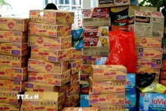 Thực phẩm thiết yếu như mì tôm, nước uống được nhiều người dân ủng hộ. (Ảnh: Đình Quân/TTXVN)