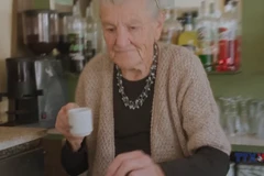 Cụ bà 100 tuổi vẫn đam mê với nghề pha chế 