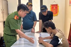 Đại tá Trần Thanh Sơn, Phó Giám đốc, Thủ trưởng Cơ quan Cảnh sát điều tra, Công an tỉnh Sơn La cùng lãnh đạo các phòng nghiệp vụ lấy lời khai đối tượng Tòng Văn Vương. (Ảnh: TTXVN)