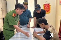 Đại tá Trần Thanh Sơn, Phó Giám đốc, Thủ trưởng Cơ quan Cảnh sát điều tra, Công an tỉnh Sơn La cùng lãnh đạo các phòng nghiệp vụ lấy lời khai đối tượng Tòng Văn Vương. (Ảnh: TTXVN)