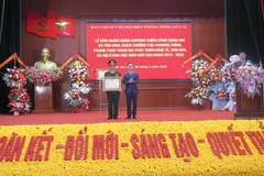 Lãnh đạo UBND tỉnh Lào Cai thừa ủy quyền Chủ tịch nước trao tặng Huân chương Chiến công hạng Nhì cho Đại tá Nguyễn Phi Khanh, Chỉ huy trưởng Bộ đội Biên phòng tỉnh Lào Cai. (Ảnh: Hương Thu/TTXVN)