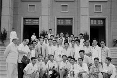 Chủ tịch Hồ Chí Minh rất coi trọng vai trò của báo chí, triệt để sử dụng báo chí và coi đây là một vũ khí sắc bén của cách mạng. Đối với người làm báo, Bác cho rằng “Cán bộ báo chí cũng là chiến sỹ cách mạng. Cây bút, trang giấy là vũ khí sắc bén của họ". Bác dạy các thế hệ người làm báo về nhiệm vụ của báo chí “Phục vụ nhân dân, phục vụ cách mạng.” (Ảnh: TTXVN)