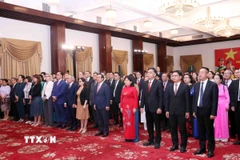 Lãnh đạo Thành phố và Tổng lãnh sự, đại diện các cơ quan lãnh sự tại Thành phố Hồ Chí Minh dự buổi lễ. (Ảnh: Xuân Khu/TTXVN)