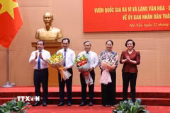 Phó Thủ tướng Chính phủ Phạm Thị Thanh Trà và Bí thư Thành ủy Hà Nội Trần Đức Thắng tặng hoa các đơn vị. (Ảnh: Văn Điệp/TTXVN)