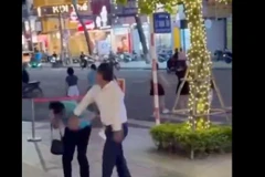 Cảnh ông Thống hành hung tài xế taxi tại Nha Trang được ghi lại . (Ảnh cắt từ clip)