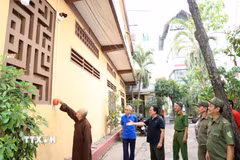 Người dân khu phố 18, phường Nhiêu Lộc, tham gia kiểm tra, vận hành hệ thống báo động của mô hình tổ liên gia an toàn phòng cháy, chữa cháy. (Ảnh: Hồng Đạt/TTXVN)