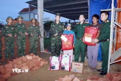 Chỉ huy Trưởng Bộ chỉ huy Quân sự thành phố Đà Nẵng thăm động viên các chiến sỹ và hộ gia đình thực hiện giúp dân xây nhà sau mưa lũ tháng 12/2025. (Ảnh: Trần Tĩnh/TTXVN)