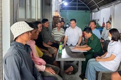 Lãnh đạo UBND xã Bình Châu thăm hỏi các ngư dân bị nạn. (Nguồn: Thanh Niên)