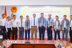 Phó Chủ tịch UBND thành phố Cần Thơ Vương Quốc Nam tặng quà cho Tiến sĩ Trần Hải Linh, Chủ tịch Hiệp hội Doanh nhân và Đầu tư Việt Nam - Hàn Quốc (VKBIA). (Ảnh: Thanh Liêm/TTXVN)