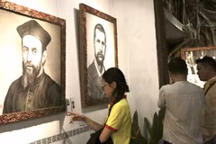Tham quan triển lãm mỹ thuật “Mã hoá thời gian”. (Ảnh: Mai Trang/TTXVN)