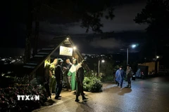 Tối 12/8, Lực lượng chức năng vẫn bảo vệ hiện trường tại Quán càphê Tây Hồ, hẻm 108, đường Hùng Vương, phường Xuân Trường - Đà Lạt. (Ảnh: Chu Quốc Hùng/TTXVN)