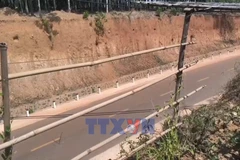 Nhà dân nằm cheo leo bên mép vực sau khi hạ cốt nền đường 