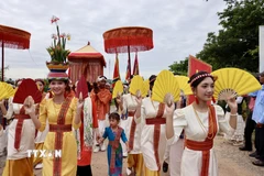 Điệu múa quạt của các thiếu nữ Chăm như những cánh bướm rực rỡ chào đón đoàn rước y trang, biểu tượng của sự sống và niềm vui. (Ảnh: Nhật Anh/TTXVN)