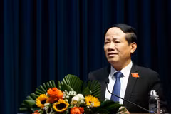 Chủ tịch UBND tỉnh Gia Lai Phạm Anh Tuấn giải trình các vấn đề cử tri quan tâm. (Ảnh: Đình Quân/TTXVN)