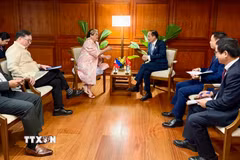 Bộ trưởng Lê Hoài Trung và Bộ trưởng Maria Theresa Lazaro. (Ảnh: Việt Dũng/TTXVN)