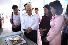 Lãnh đạo Sở Công Thương Thành phố Hồ Chí Minh và đại diện phường Tân Mỹ kiểm tra nguồn gốc thực phẩm từ mã QR tại khay cơm có gắn "Tick xanh trách nhiệm" tại trường Mầm non Phú Mỹ, Thành phố Hồ Chí Minh. (Ảnh: Hương Giang/TTXVN)