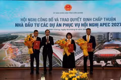 Chủ tịch Ủy ban Nhân dân tỉnh Kiên Giang Nguyễn Thanh Nhàn trao Quyết định cho các nhà đầu tư. (Ảnh: Lê Sen/TTXVN)