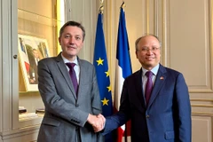 Tỉnh trưởng vùng Hauts-de-France đón tiếp và làm việc với Đại sứ Việt Nam tại Pháp Đinh Toàn Thắng. (Ảnh : Nguyễn Thu Hà/TTXVN)