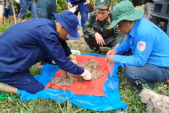 Đội K92, Bộ CHQS tỉnh An Giang, tìm kiếm hài cốt liệt sỹ trên đất bạn Campuchia. (Ảnh: TTXVN phát)