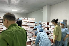 Lực lượng chức năng khám xét kho hàng của Công ty Z Holding (Ảnh: Công an cung cấp).