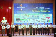 Thứ trưởng Nguyễn Văn Phúc tặng hoa chúc mừng Mạng lưới trí tuệ nhân tạo và công nghiệp bán dẫn do Đại học Bách khoa Hà Nội chủ trì. (Nguồn: Giáo dục Thủ đô)