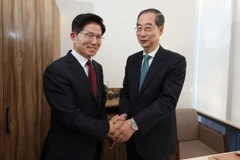 Ứng cử viên Tổng thống của đảng PPP Kim Moon Soo (trái) và cựu Thủ tướng Hàn Quốc Han Duck Soo tại cuộc gặp ở Seoul ngày 7/5/2025. (Ảnh: Yonhap/TTXVN)