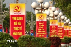 Rực rỡ các băng rôn, áp phích tuyên truyền về Đại hội XIV. (Ảnh: Chanh Đa/TTXVN)