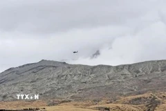 Khu vực gần đỉnh núi Aso, tỉnh Kumamoto, Tây Nam Nhật Bản, nơi trực thăng du lịch chở 3 người mất liên lạc, ngày 20/1/2026. (Ảnh: Kyodo/TTXVN)