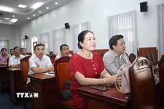 Các đảng viên, cán bộ phường Bạc Liêu (tỉnh Cà Mau) theo dõi truyền hình trực tiếp phiên khai mạc Đại hội XIV của Đảng. (Ảnh: Chanh Đa/TTXVN)