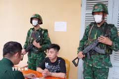 Đối tượng Phạm Châu Dũng thuộc diện truy nã, bị tạm giữ để bàn giao cho các lực lượng chức năng phụ trách xử lý. (Ảnh: TTXVN phát)