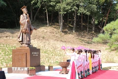 Nghi thức dâng hoa an vị Tượng đài Vua Lý Thái Tổ. (Ảnh: Khánh Vân/TTXVN)