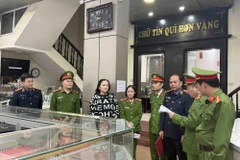 Tống đạt quyết định khởi tố, bắt tạm giam đối với bà Lê Thị Thu Hương. (Nguồn: Lao Động)