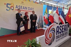 Các đại biểu dự Lễ kỷ niệm Ngày ASEAN 2025 chụp ảnh lưu niệm. (Ảnh: Bùi Hoàn/TTXVN)