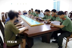 Công an tỉnh Lâm Đồng làm việc với những người được nước bạn trao trả. (Ảnh TTXVN phát)