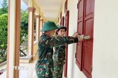 Cán bộ, chiến sỹ các đơn vị thuộc Bộ Chỉ huy Quân sự tỉnh Quảng Trị triển khai các biện pháp, phương tiện, lực lượng ứng phó bão. (Ảnh: TTXVN phát)