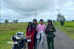 Hai đối tượng có hành vi xuất cảnh trái phép bị tổ công tác Chốt cảnh giới Biên phòng Tà Peng (thuộc Ban Chỉ huy Bộ đội Biên phòng tỉnh Tây Ninh) phát hiện, bắt giữ tại hiện trường. (Ảnh: TTXVN phát)