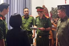 Cơ quan Cảnh sát điều tra Công an tỉnh Đắk Lắk tống đạt quyết định khởi tố bị can đối với bà H. (Nguồn: Tuổi Trẻ)