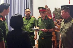 Cơ quan Cảnh sát điều tra Công an tỉnh Đắk Lắk tống đạt quyết định khởi tố bị can đối với bà H. (Nguồn: Tuổi Trẻ)