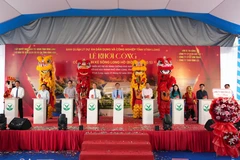 Đại biểu thực hiện nghi thức khởi công tại buổi lễ. (Ảnh: Phạm Minh Tuấn/TTXVN)