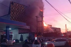 Đám cháy gần cây xăng nên lực lượng chữa cháy phải chia thành nhiều phun nước ngăn cháy lan (Nguồn: VOV)