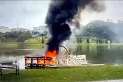 Cây cầu chữ Y bị cháy bắc ra lòng hồ Xuân Hương, khu vực đường Trần Quốc Toản đoạn gần Sân golf Đồi Cù. (Ảnh: TTXVN phát)